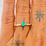 Anillo Solitario Esmeralda 27 pts Diamantes 0.09 pts 2.1gr / T7 3/4 / Dos Oros Amarillo Blanco 18K &