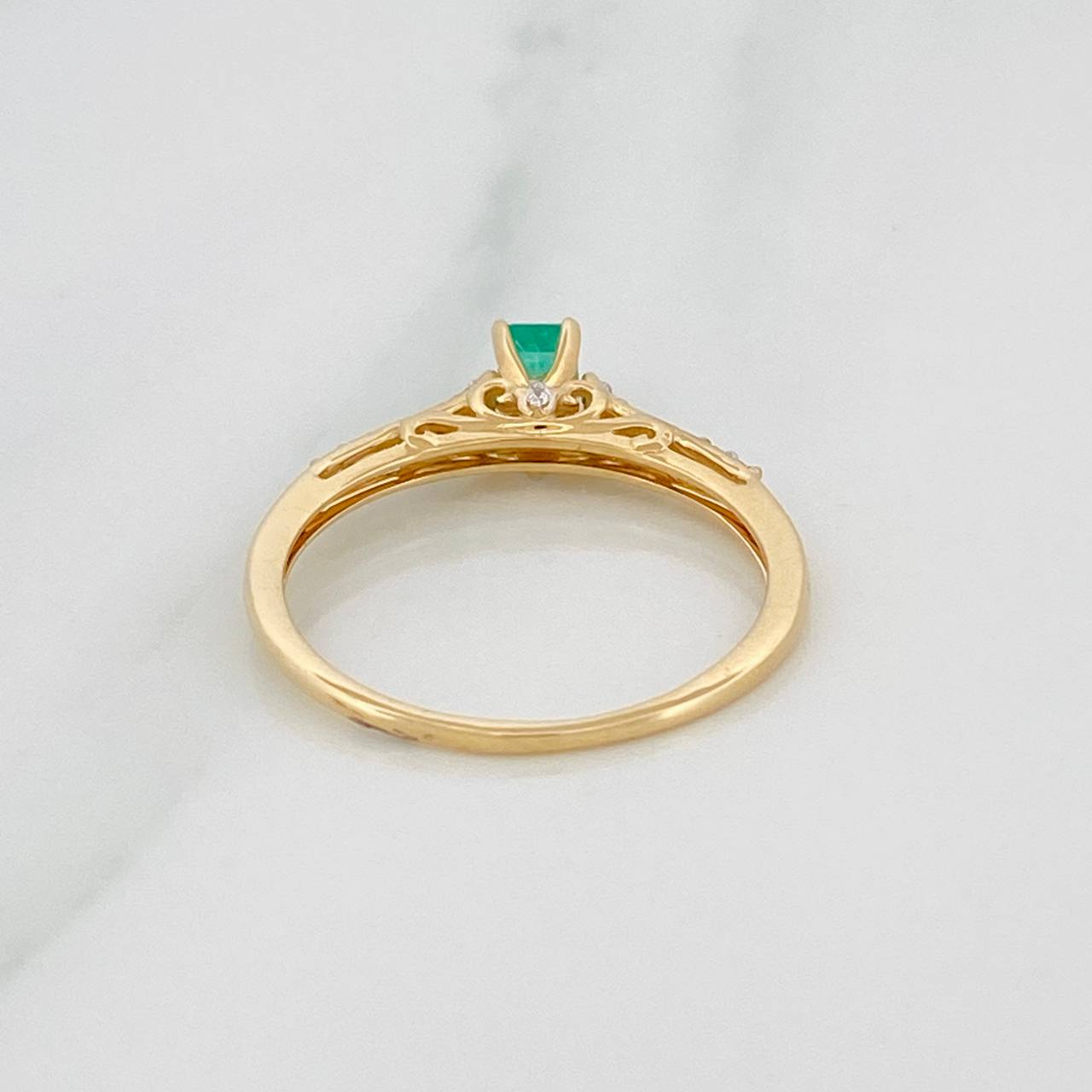 Anillo Solitario Esmeralda 27 pts Diamantes 0.09 pts 2.1gr / T7 3/4 / Dos Oros Amarillo Blanco 18K &