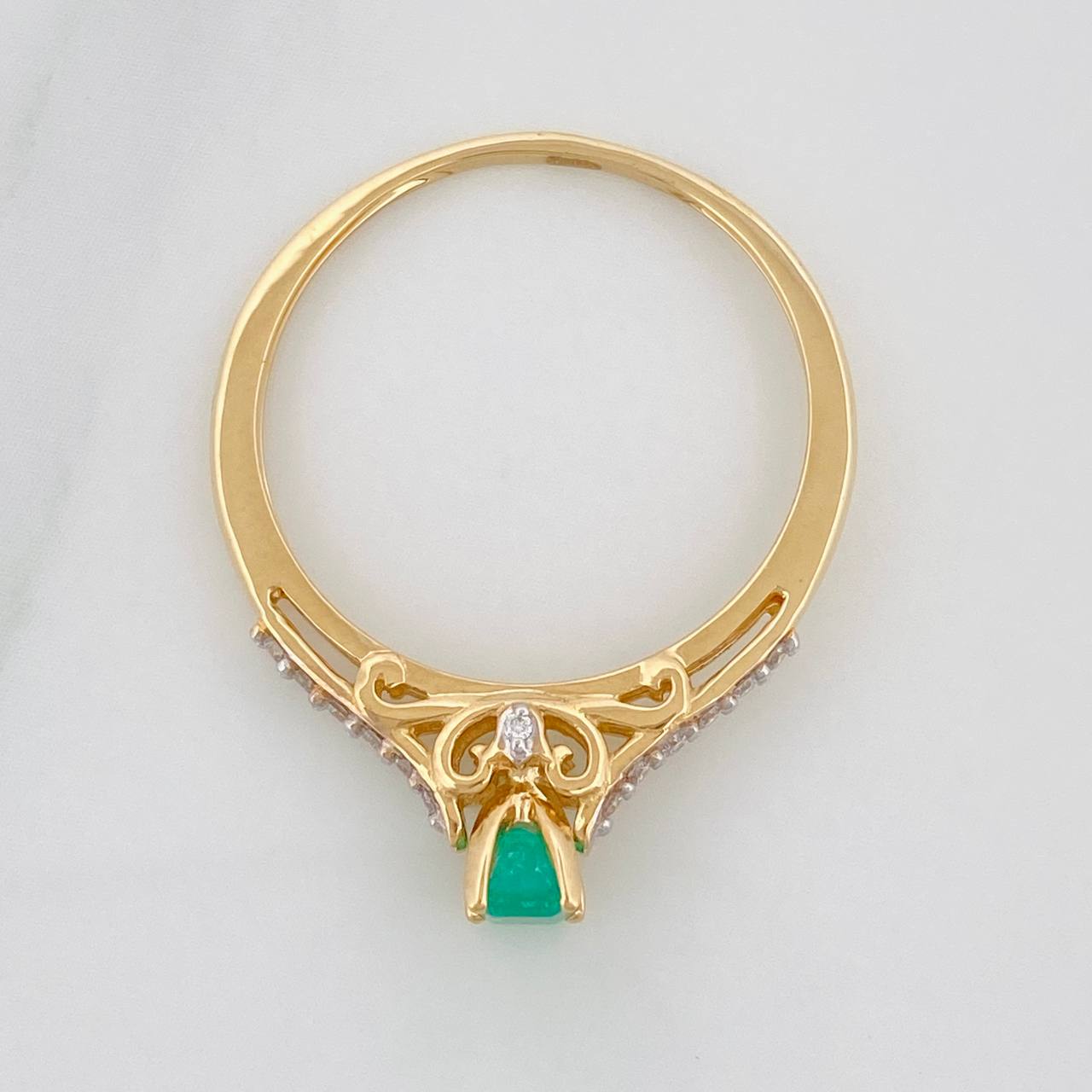 Anillo Solitario Esmeralda 27 pts Diamantes 0.09 pts 2.1gr / T7 3/4 / Dos Oros Amarillo Blanco 18K &