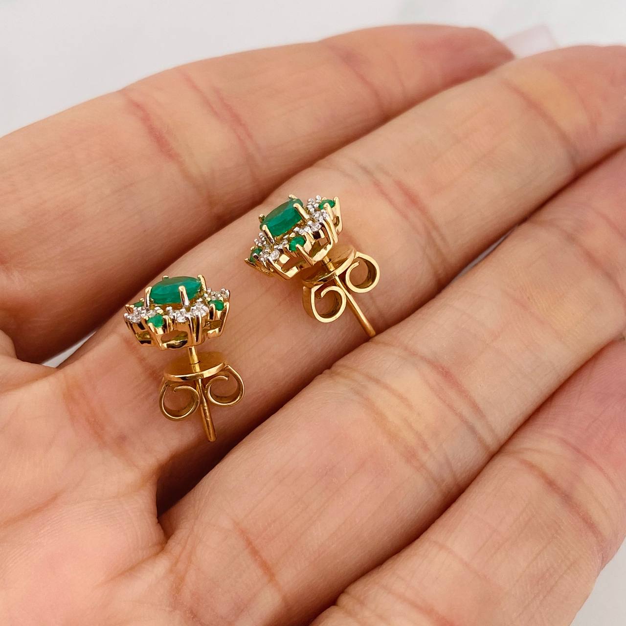 Topos Flor Esmeraldas 83 pts Diamantes 20 pts 3.8gr / Dos Oros Amarillo Blanco 18K &