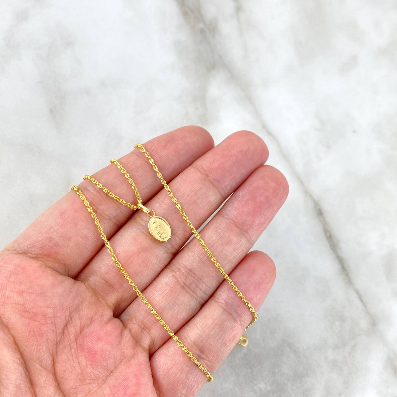 Cadena Lazo 0.95gr / 50cm / 1.2mm + Dije Virgen Guadalupe 0.35gr / 1.5cm Oro Amarillo 18K (Oferta)