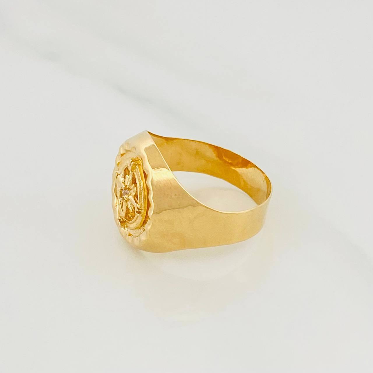 Anillo Sello Bordeado Brujula 3.55g / T8 3/4 Oro Amarillo 18K