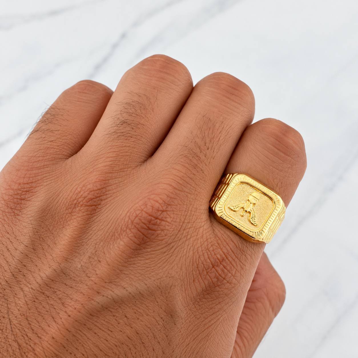 Anillo Sello Aguila Bordeado 3.3g / T8 1/2 Oro Amarillo 18K