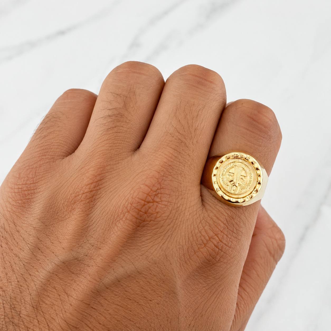 Anillo Sello Bordeado San Benito 3.70g / T10 Oro Amarillo 18K