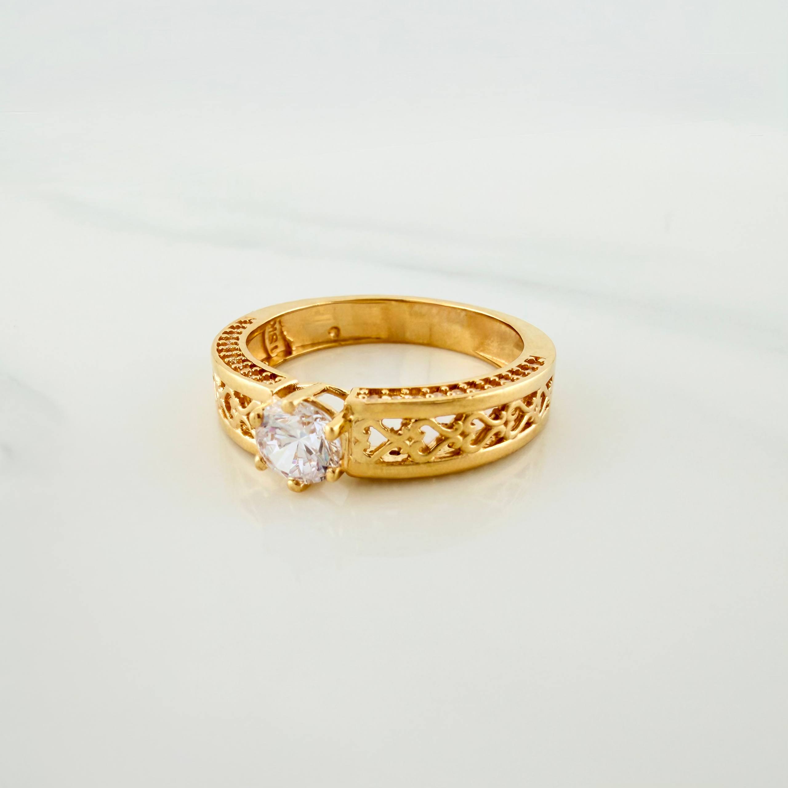 Anillo Solitario Corazones 4.3g / T7 1/4 Oro Amarillo 18K