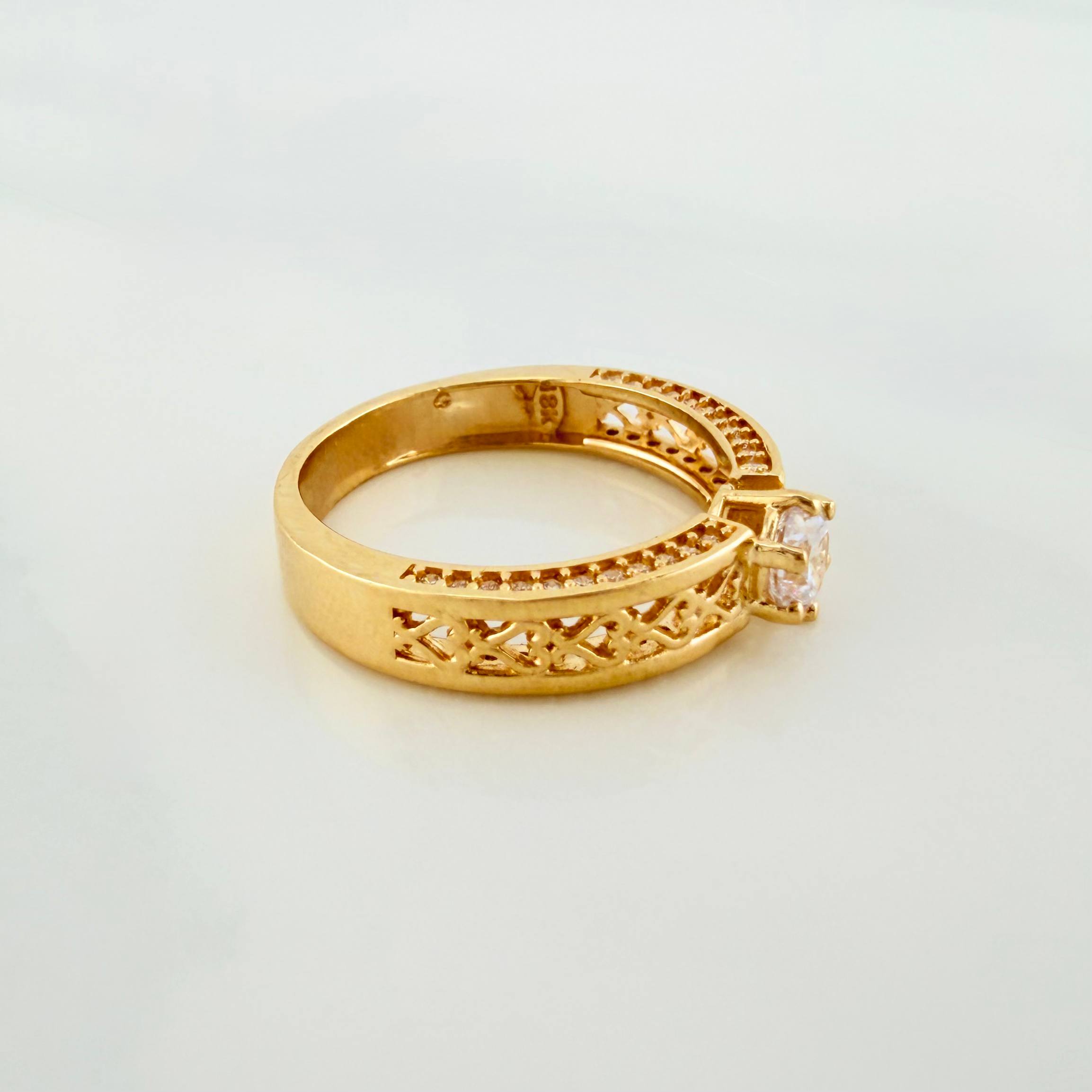 Anillo Solitario Corazones 4.3g / T7 1/4 Oro Amarillo 18K