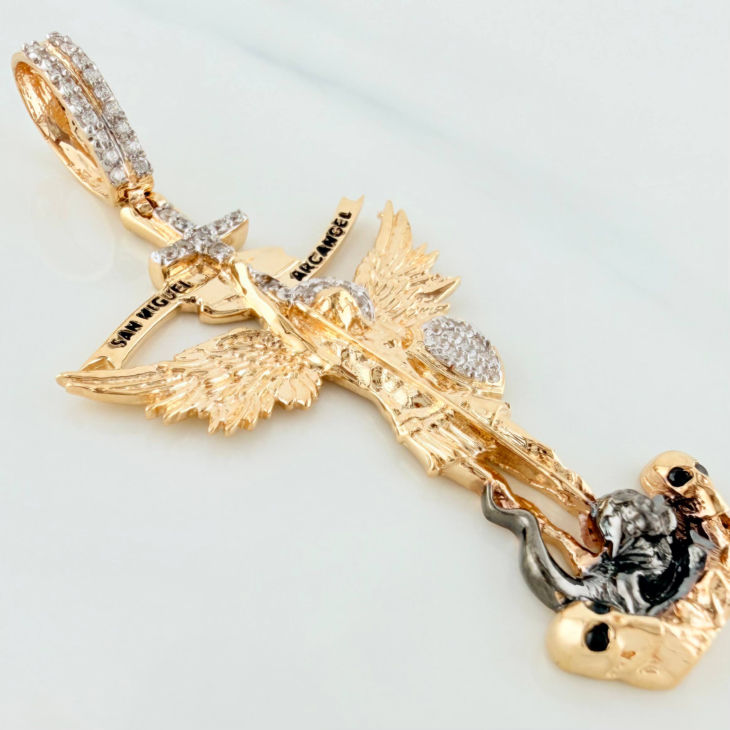 Dije San Miguel Arcángel 7.7g / 5.7cm Tres Oros 18K