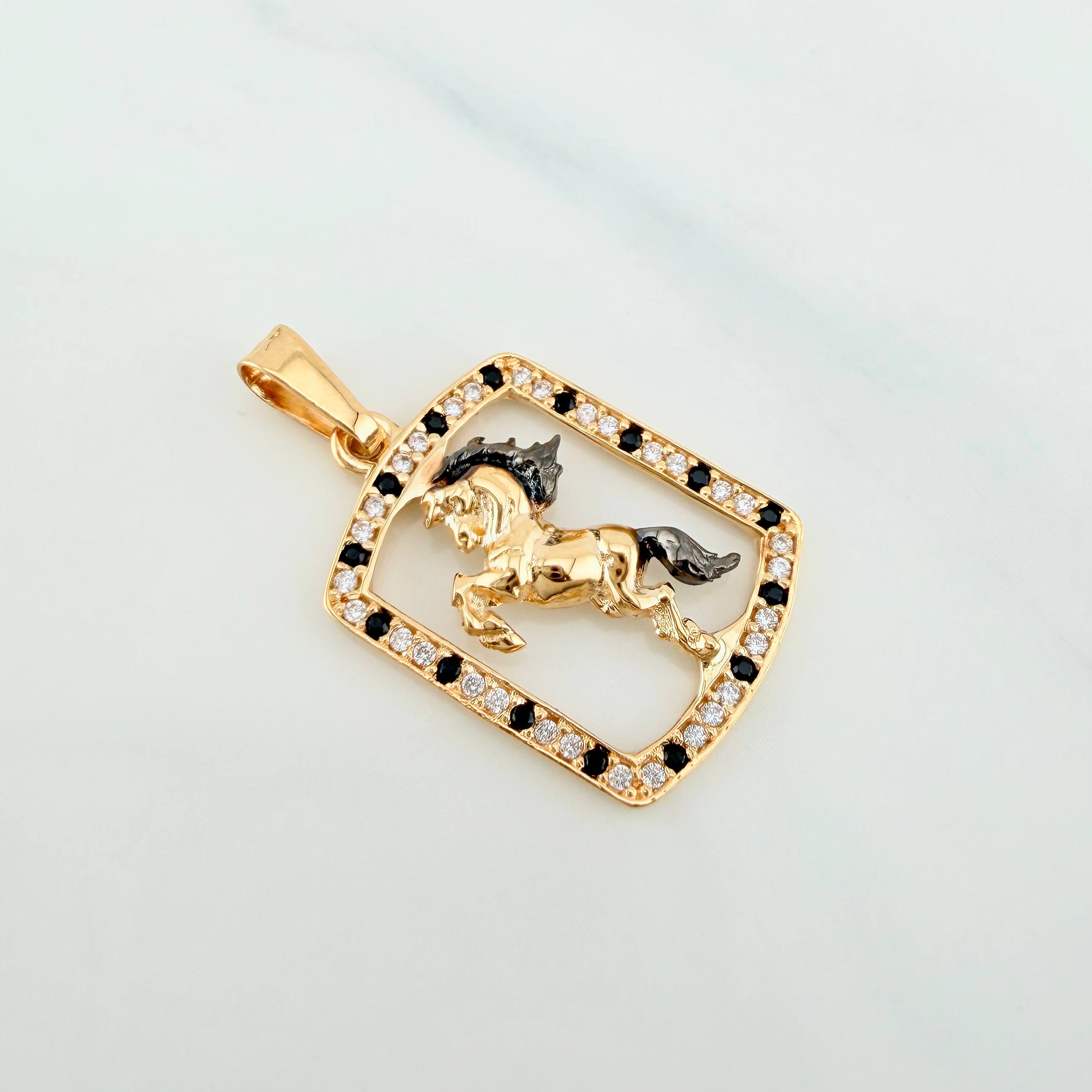 Dije Caballo 1.95g / 2.7cm Dos Oros Negro Amarillo 18K