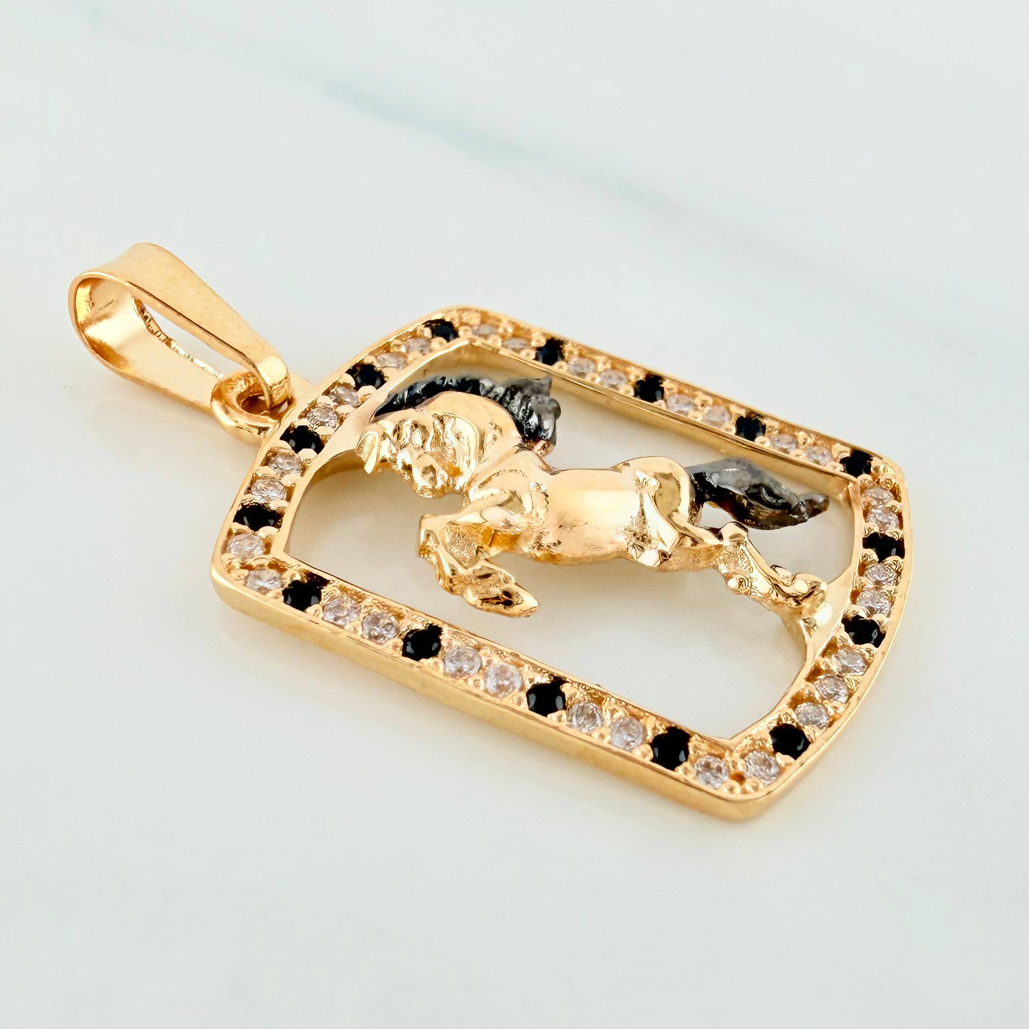 Dije Caballo 1.95g / 2.7cm Dos Oros Negro Amarillo 18K