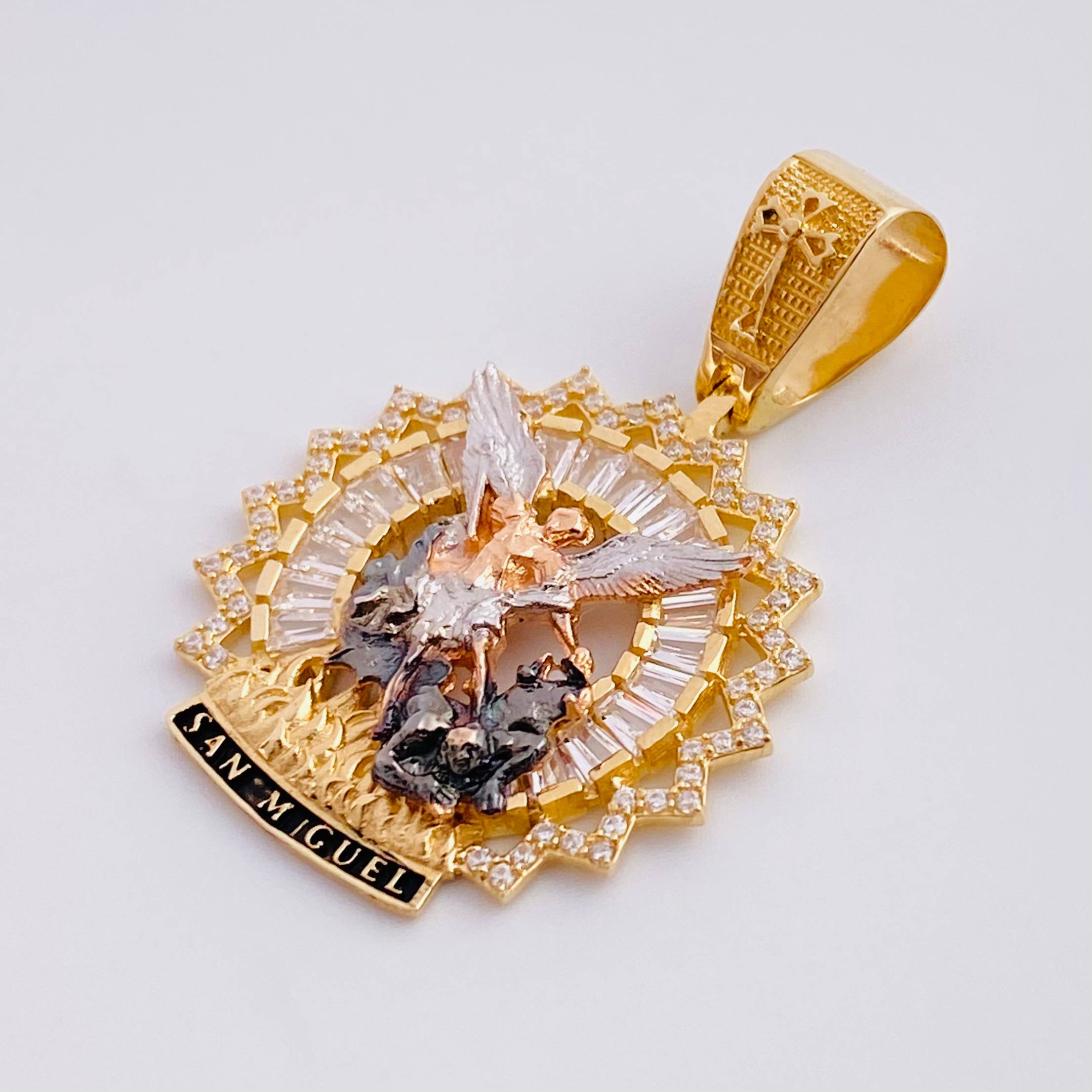 Dije Bordeado San Miguel 6.7g / 3.9cm Tres Oros 18K