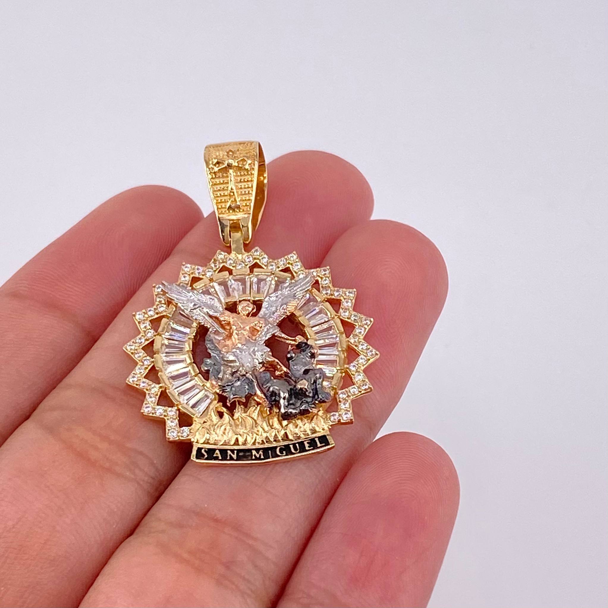 Dije Bordeado San Miguel 6.7g / 3.9cm Tres Oros 18K