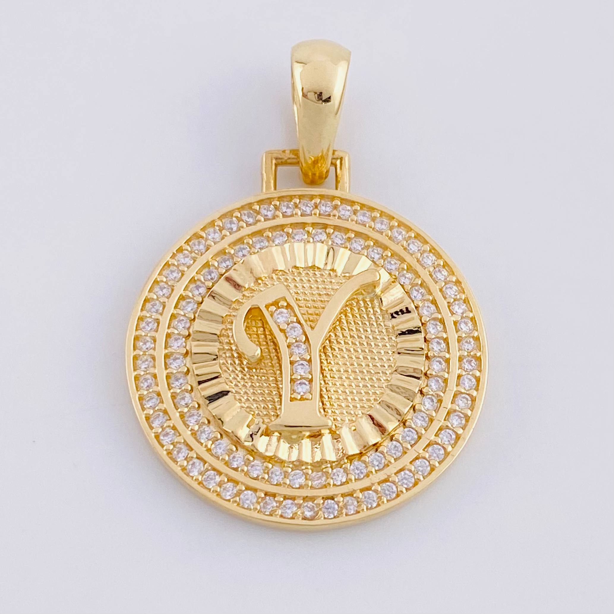 Dije Medalla Letra y 4.6g / 3.1cm Oro Amarillo 18K