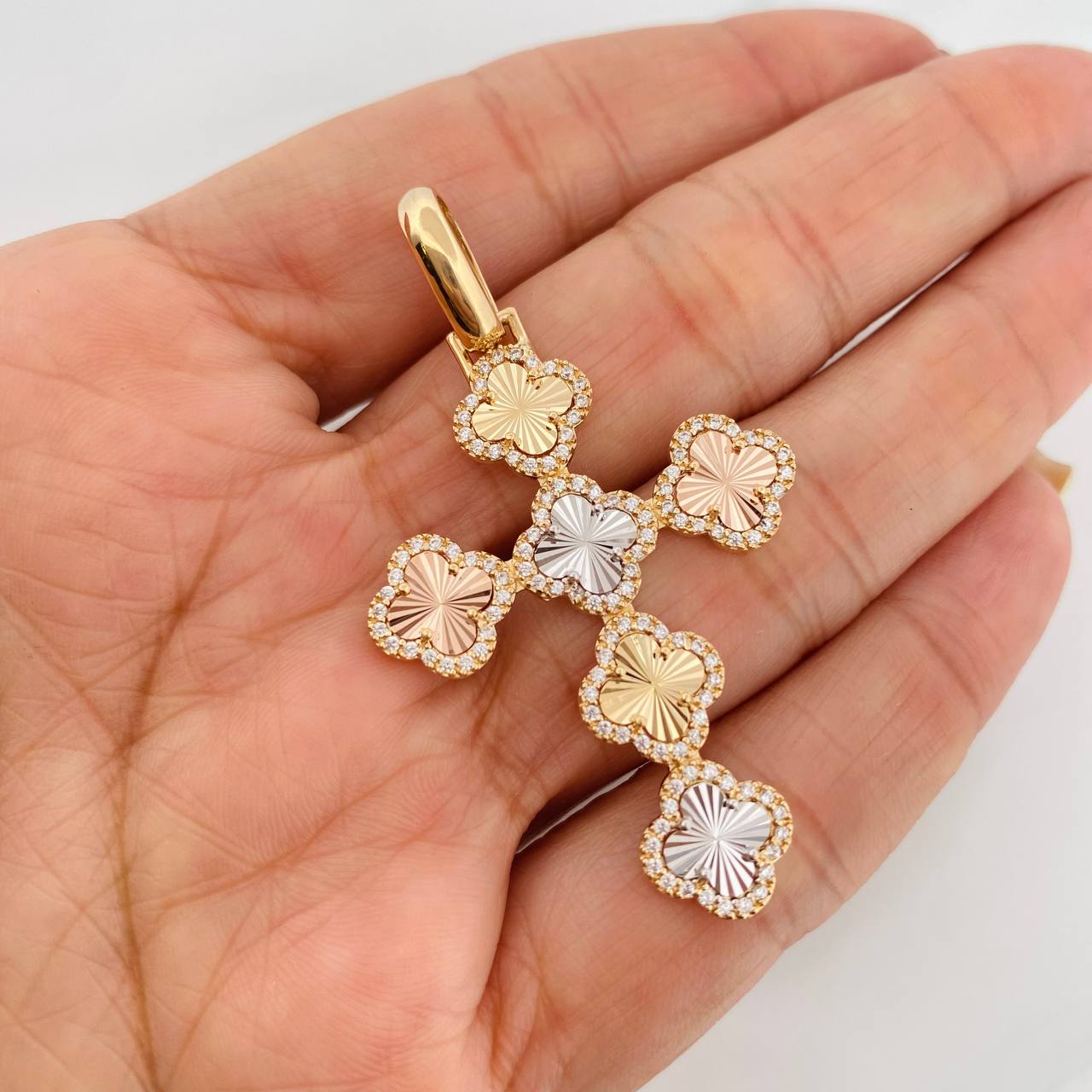 Dije Cruz Trébol 6.05g / 5.5cm Tres Oros 18K