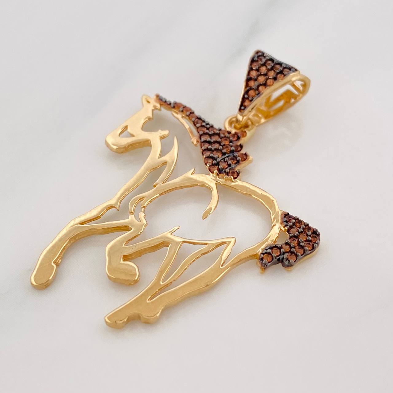 Dije Caballo 2.8g / 4cm Dos Oros Negro Amarillo 18K