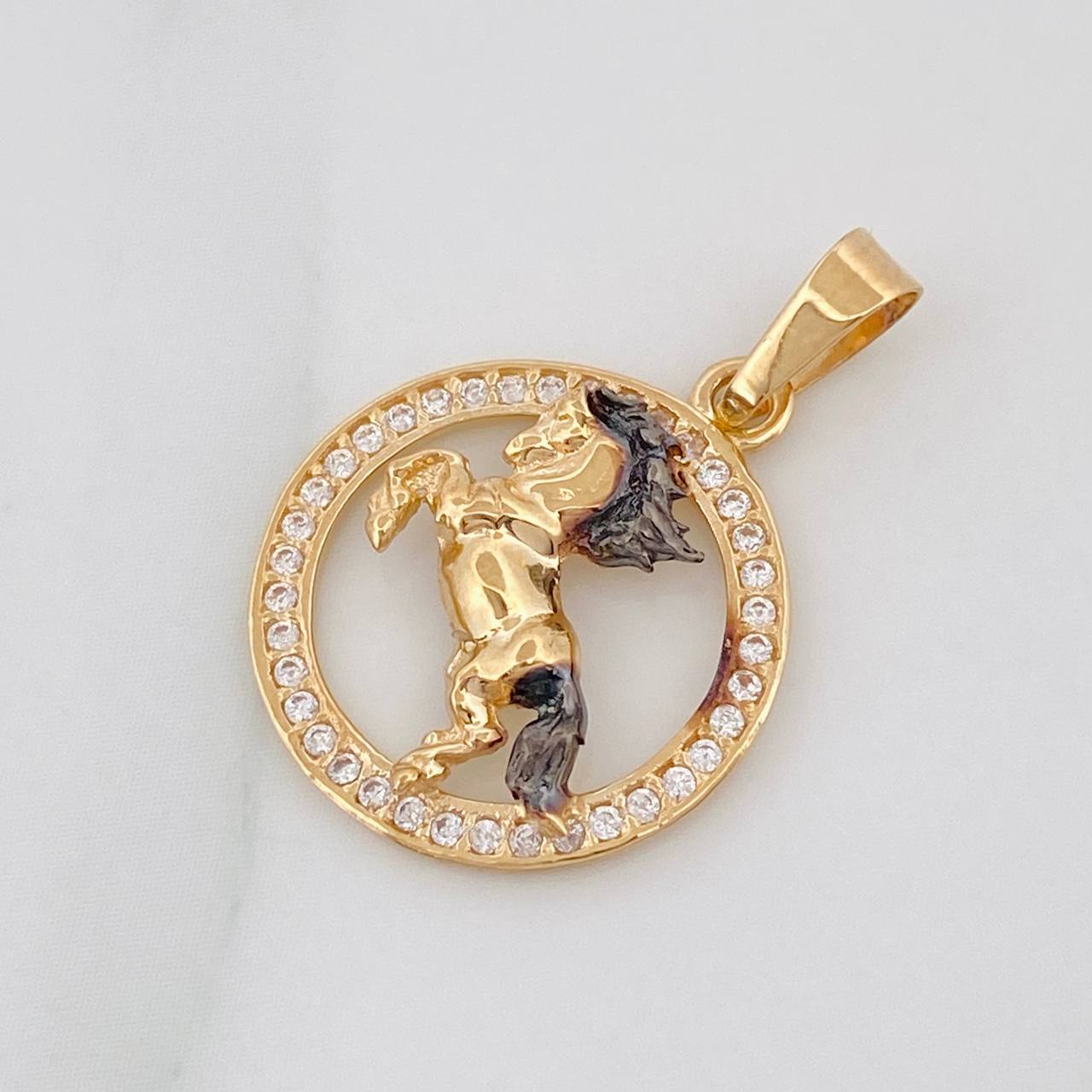 Dije Caballo 1.5g / 2.05cm Dos Oros Negro Amarillo 18K