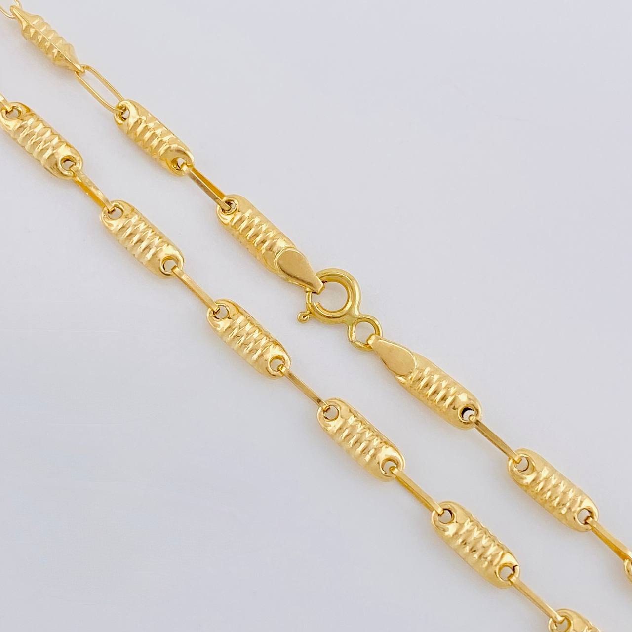 Cadena Rustica Tornillo 6.7g / 60.8cm / 3.3mm Oro Amarillo 18K