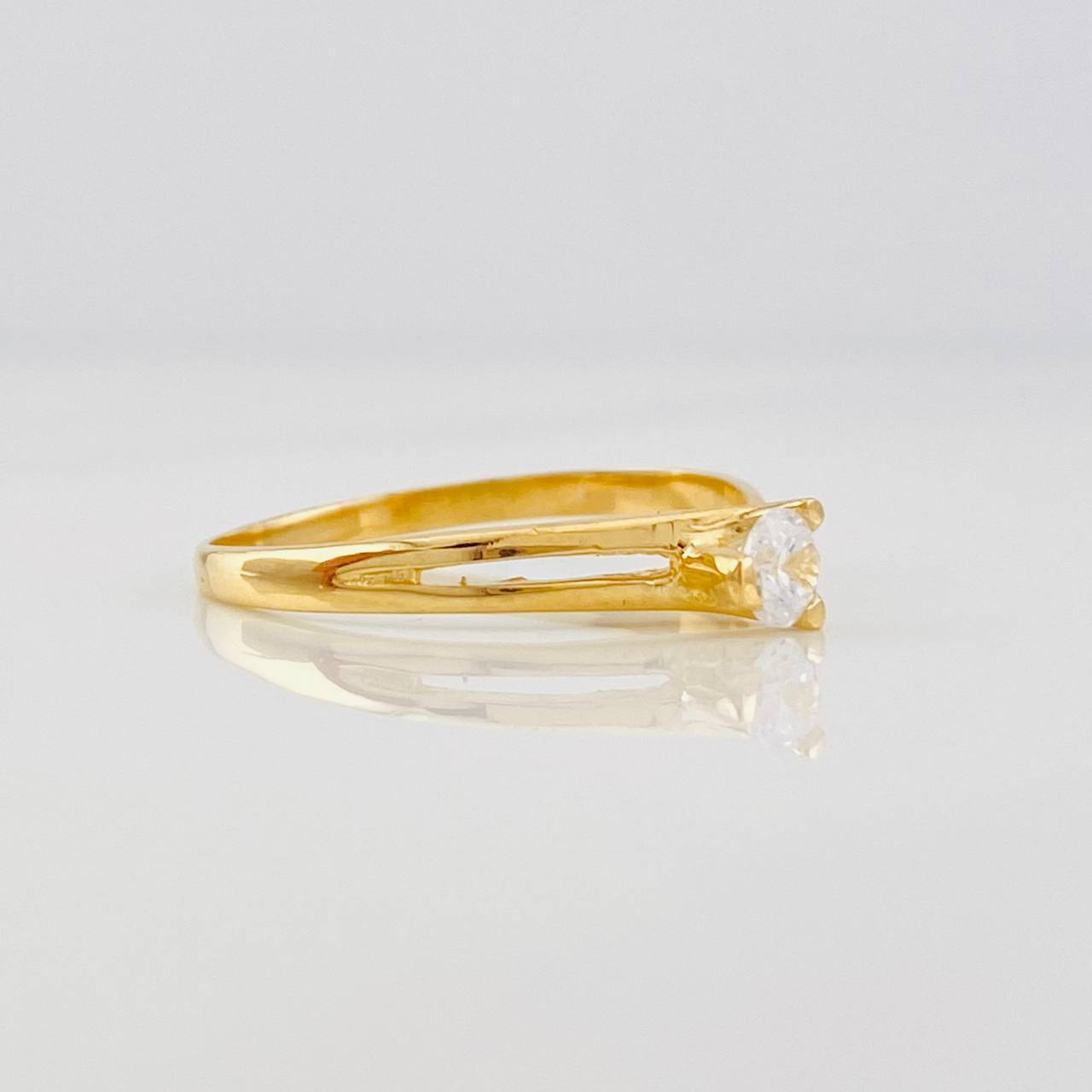 Anillo Solitario 1.3g / T7 1/2 Oro Amarillo 18K