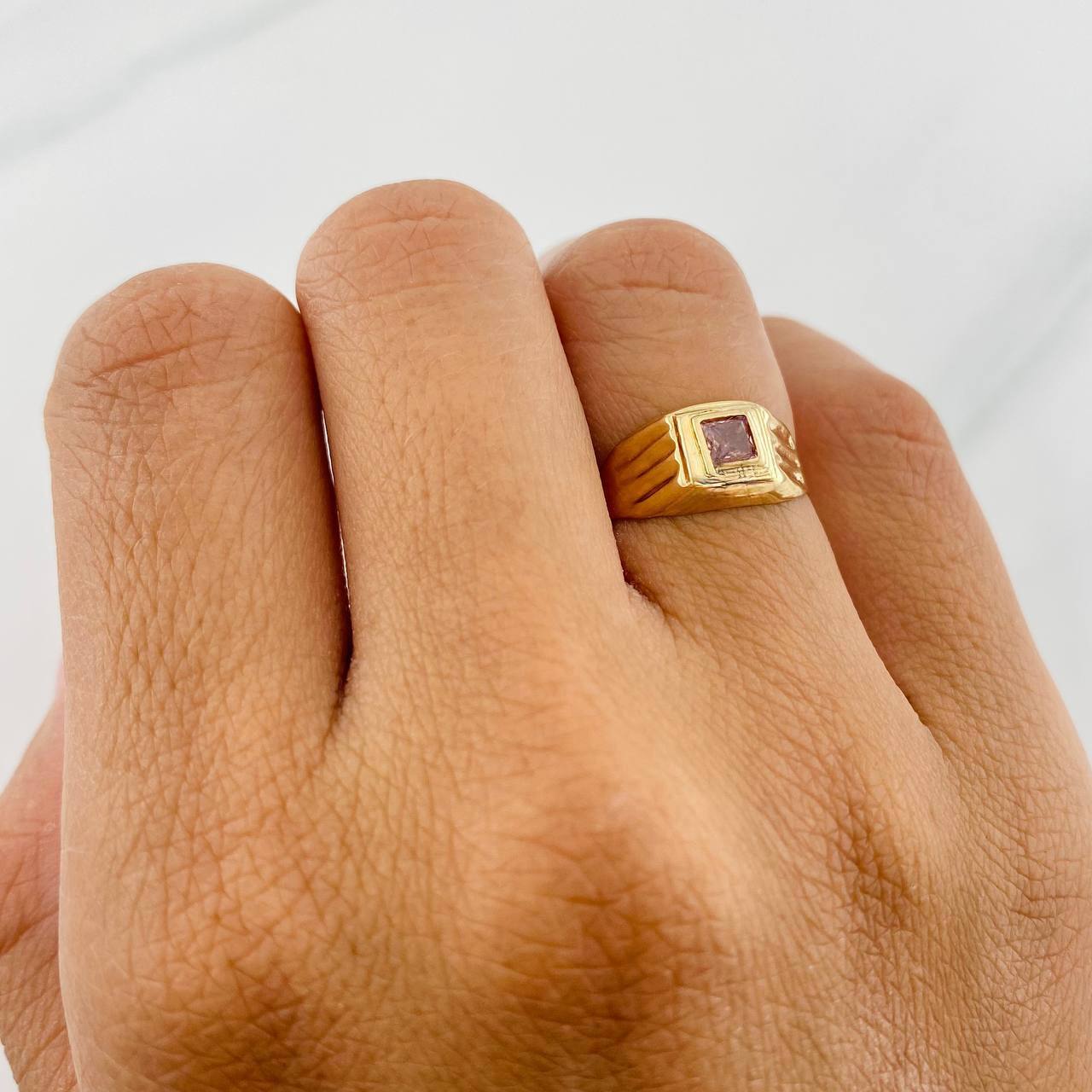 Anillo Sello Cuadrado 1.3g / T5 1/4 Oro Amarillo 18K