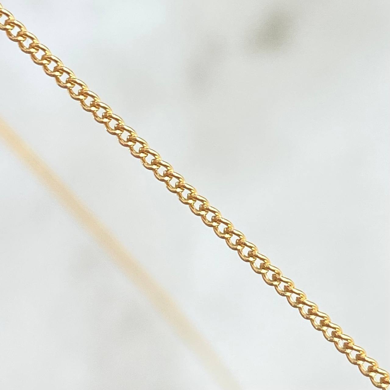 Cadena Mini Cubana 1.25gr / 60cm / 1mm + Dije Virgen Milagrosa 0.25gr / 1.3cm Oro Amarillo