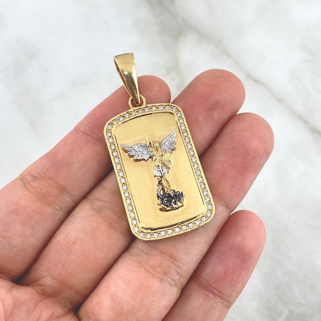 Dije Placa San Miguel Arcángel 11.45gr / 4.6cm Circones Blancos Tres Oros *