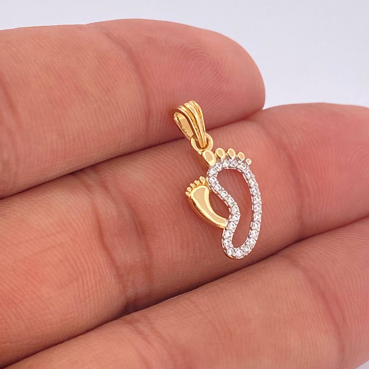Dije Huellas 1.15gr / 2.2cm / Dos Oros Amarillo Blanco 18K &