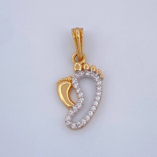 Dije Huellas 1.15gr / 2.2cm / Dos Oros Amarillo Blanco 18K &