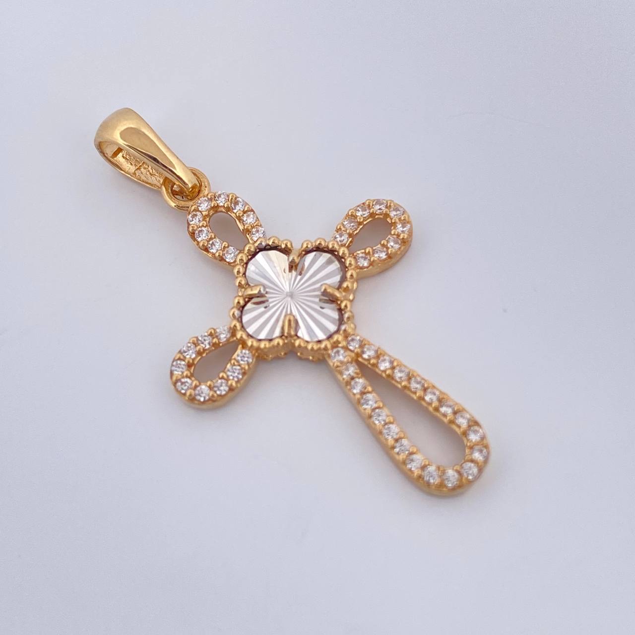 Dije Cruz Trebol 2.2gr / 3.3cm / Dos Oros Amarillo Blanco 18K &