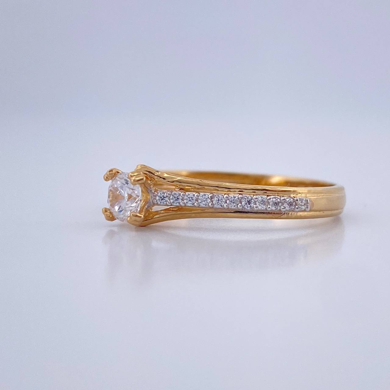 Anillo Solitario Puente 2.1gr / T7 1/4 / Dos Oros Amarillo Blanco 18K &