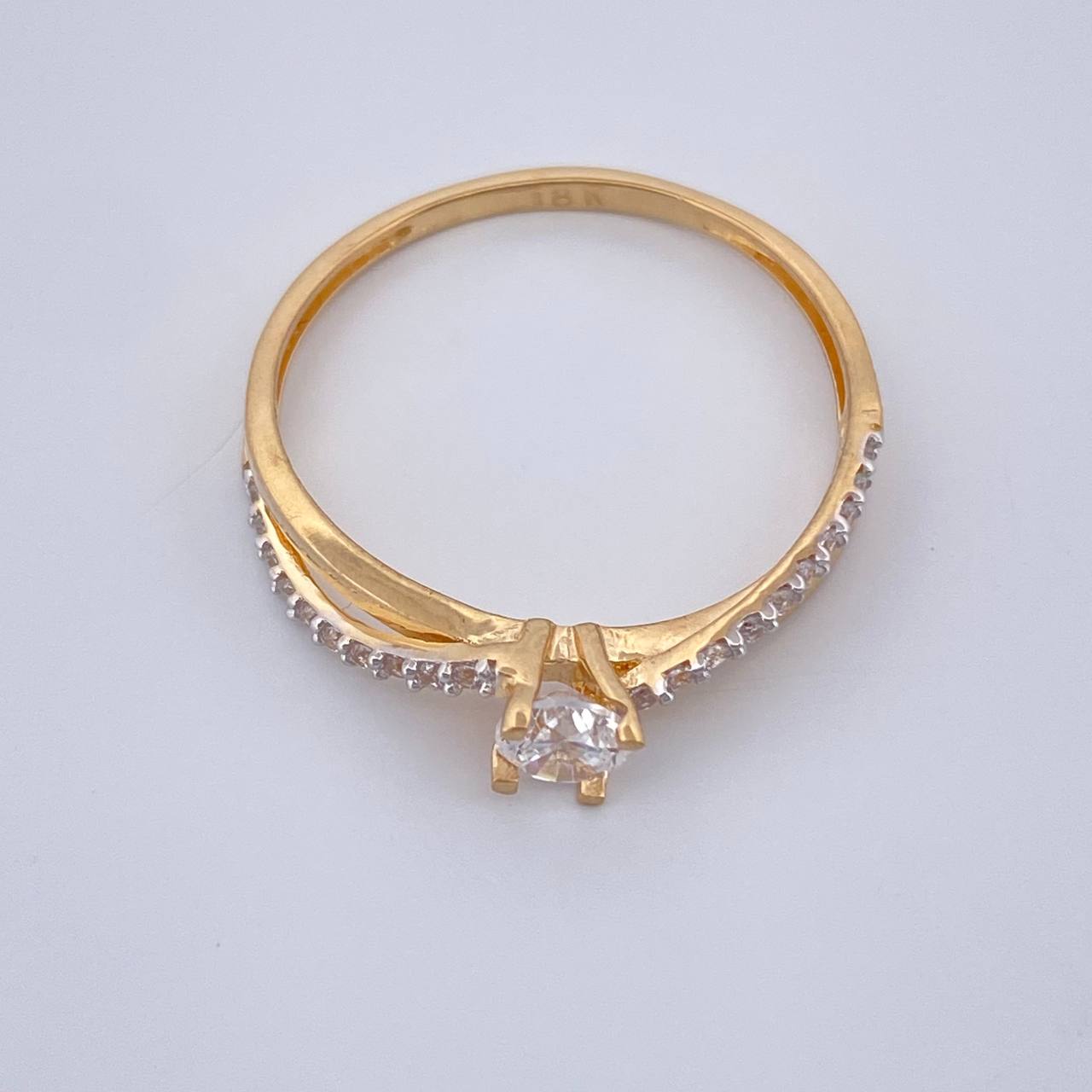 Anillo Solitario Cruzado 1.8gr / T7 1/4 / Dos Oros Amarillo Blanco 18K &