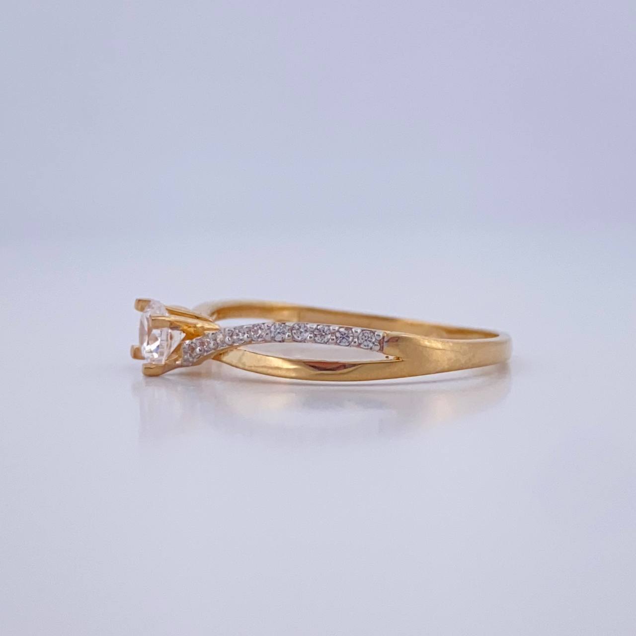 Anillo Solitario Cruzado 1.8gr / T7 1/4 / Dos Oros Amarillo Blanco 18K &