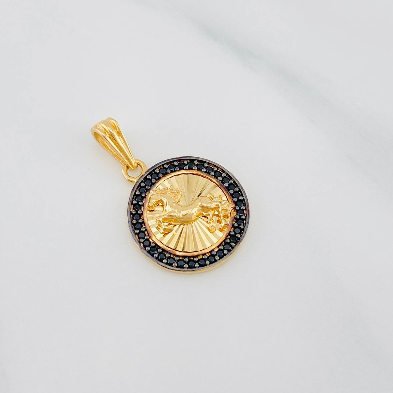 Dije Caballo 2.3g / 2.1cm Dos Oros Negro Amarillo 18K
