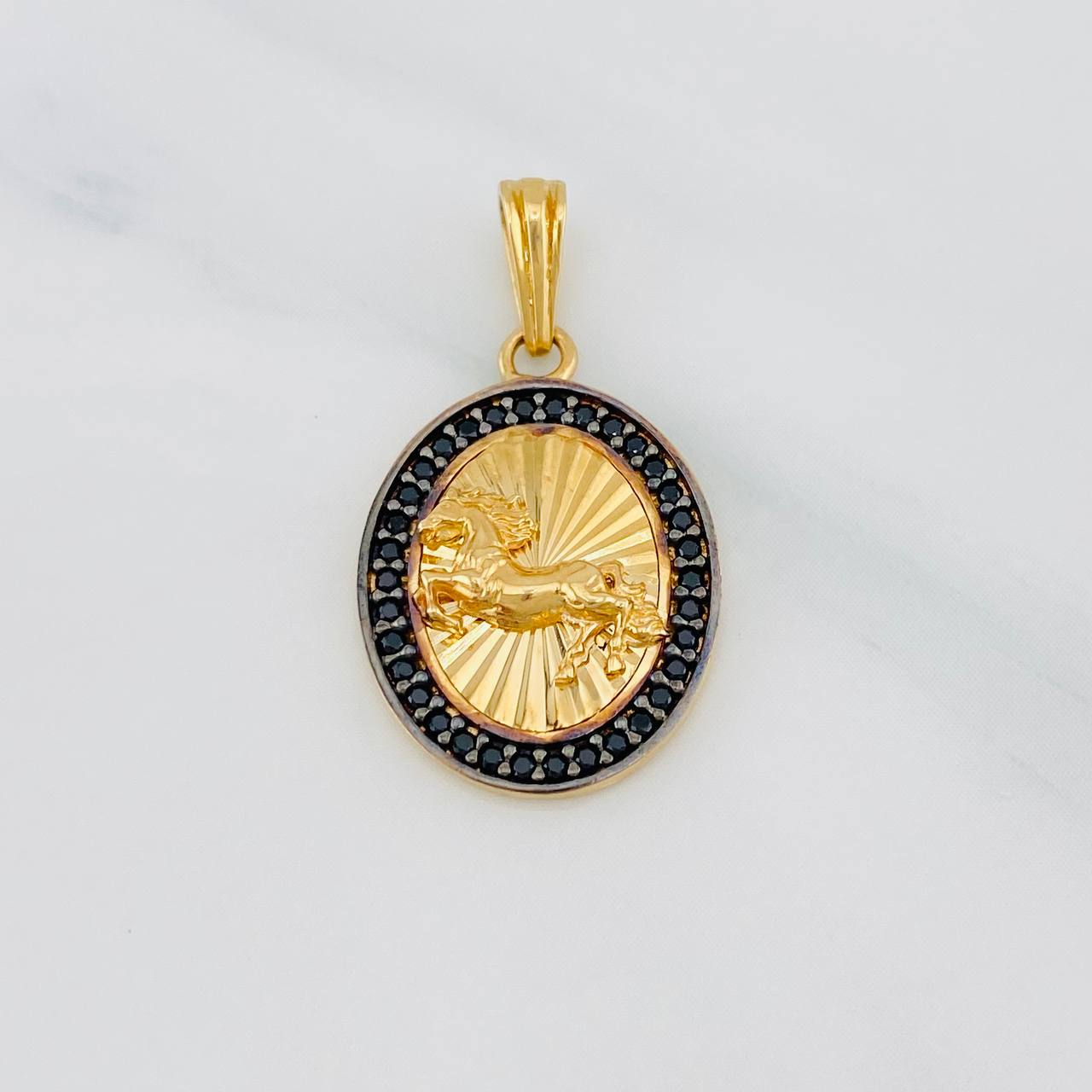 Dije Caballo 2.45g / 2.5cm Dos Oros Negro Amarillo 18K