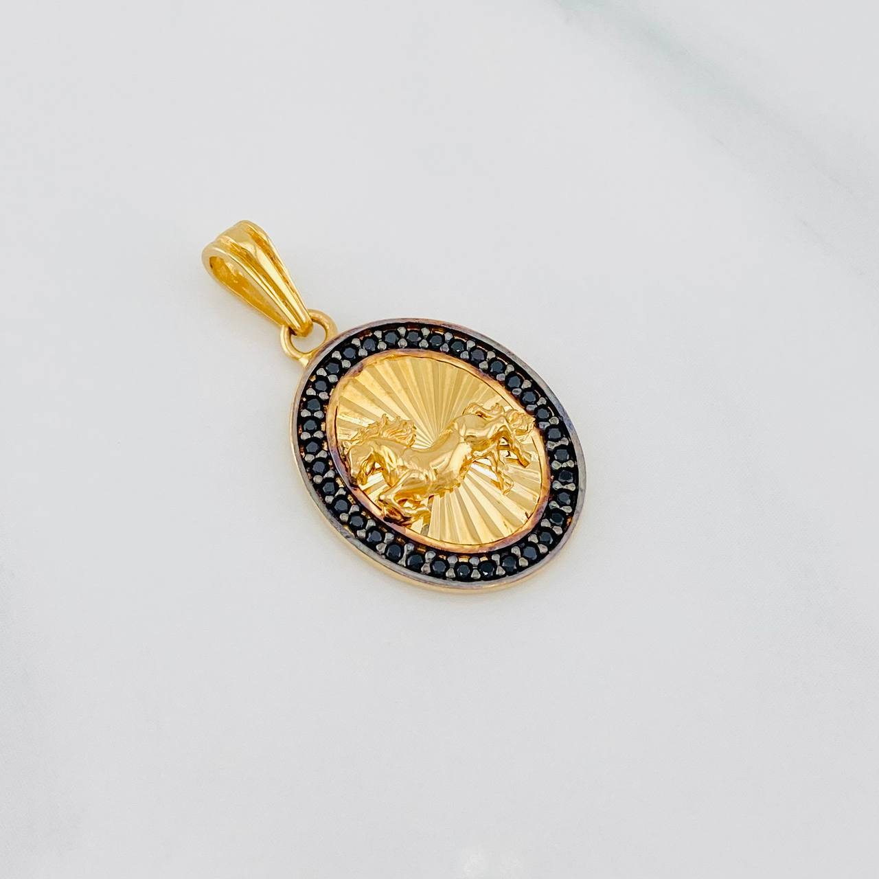 Dije Caballo 2.45g / 2.5cm Dos Oros Negro Amarillo 18K
