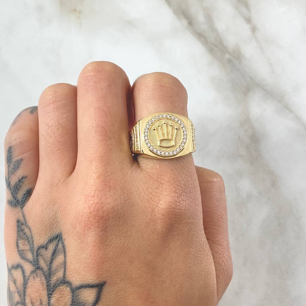 Anillo Radial Corona Texturizada 8.9gr / T6 1/2 / Oro 18K *