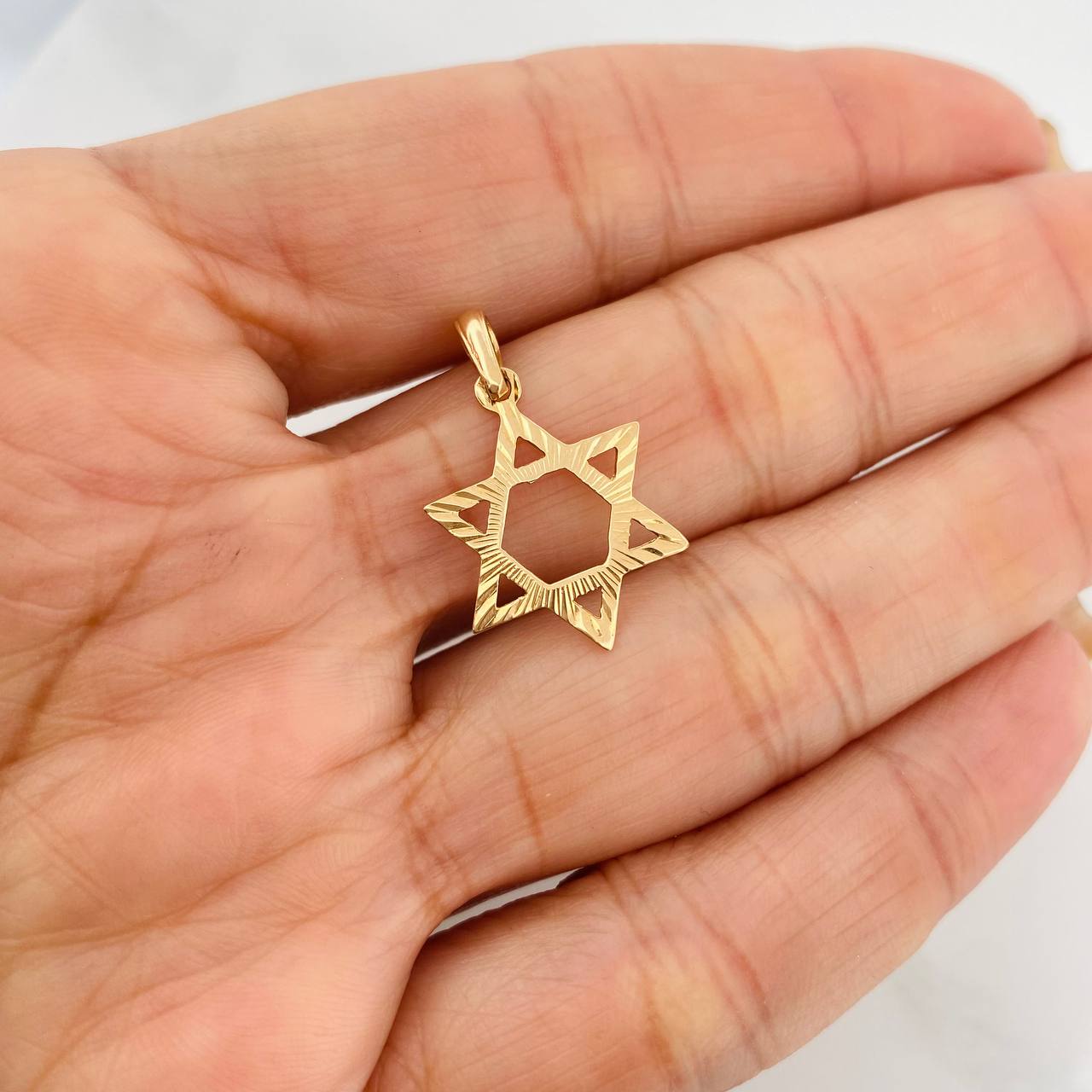 Dije Silueta Estrella 0.8g / 2.5cm Oro Amarillo 18K