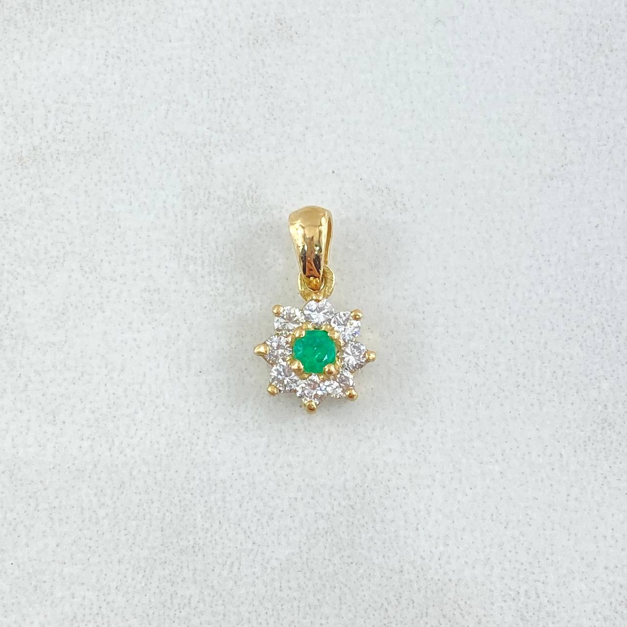 Dije Flor Ocho Petalos 0.85gr / 1.3cm / Esmeralda 8pts Diamantes 28pts Oro Amarillo 18K (Joya) ©