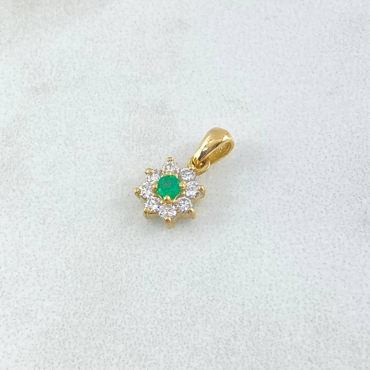 Dije Flor Ocho Petalos 0.85gr / 1.3cm / Esmeralda 8pts Diamantes 28pts Oro Amarillo 18K (Joya) ©