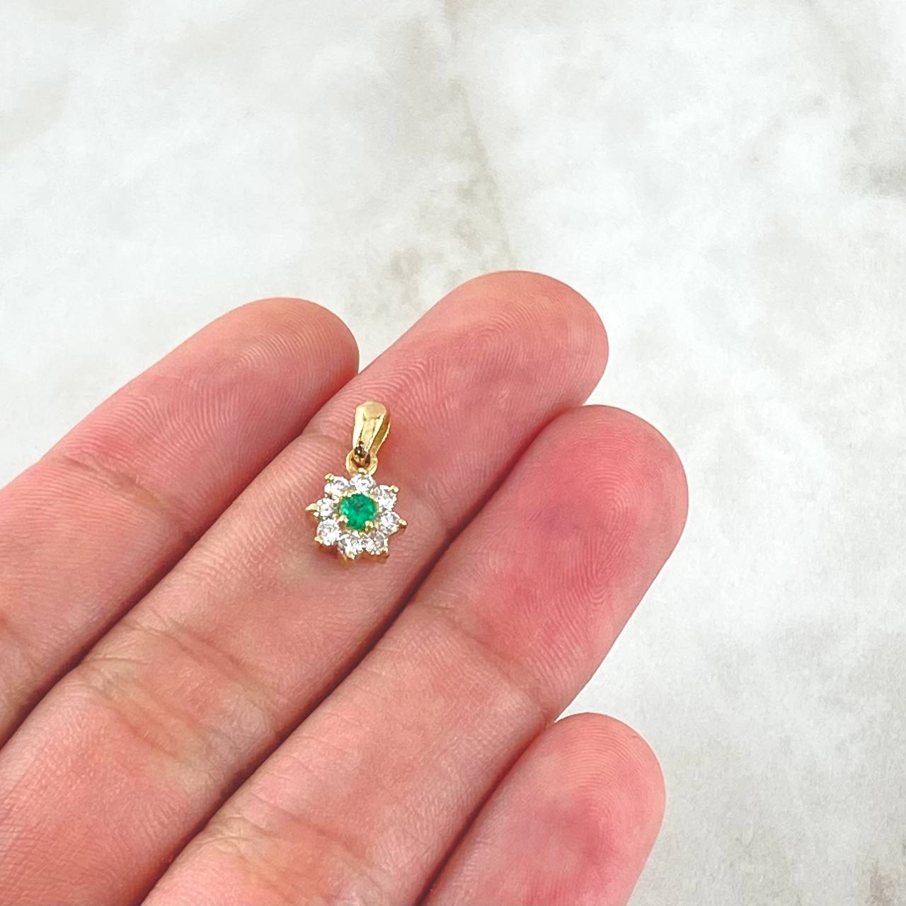 Dije Flor Ocho Petalos 0.85gr / 1.3cm / Esmeralda 8pts Diamantes 28pts Oro Amarillo 18K (Joya) ©