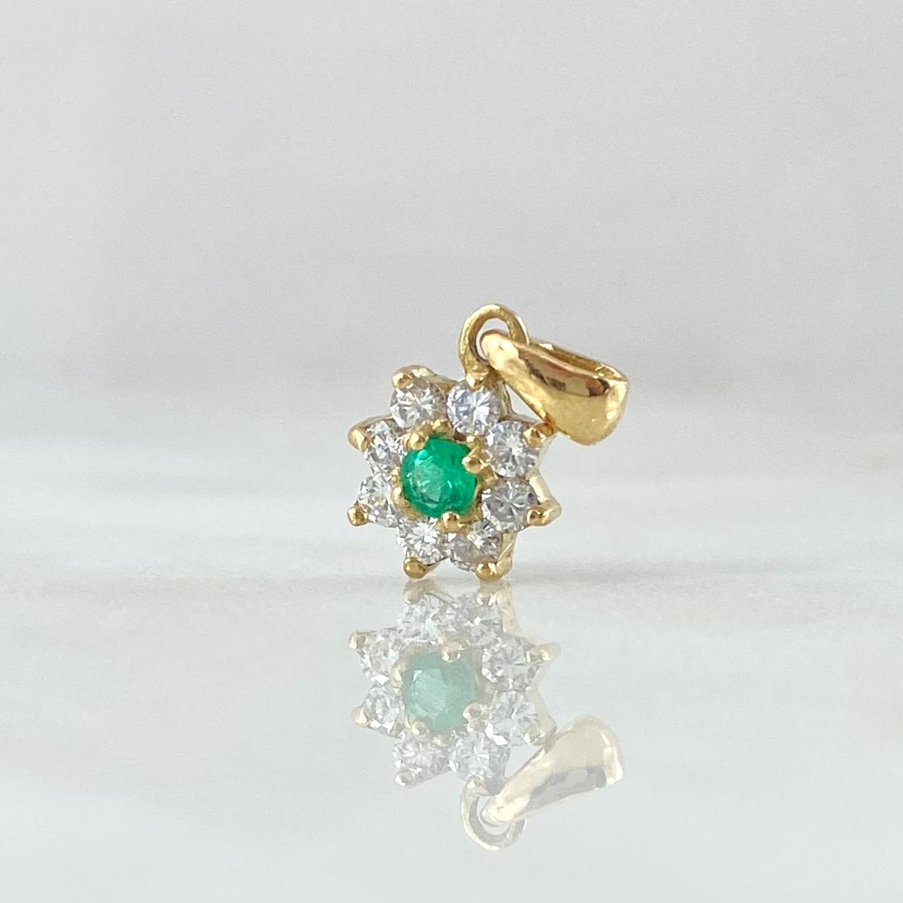 Dije Flor Ocho Petalos 0.85gr / 1.3cm / Esmeralda 8pts Diamantes 28pts Oro Amarillo 18K (Joya) ©