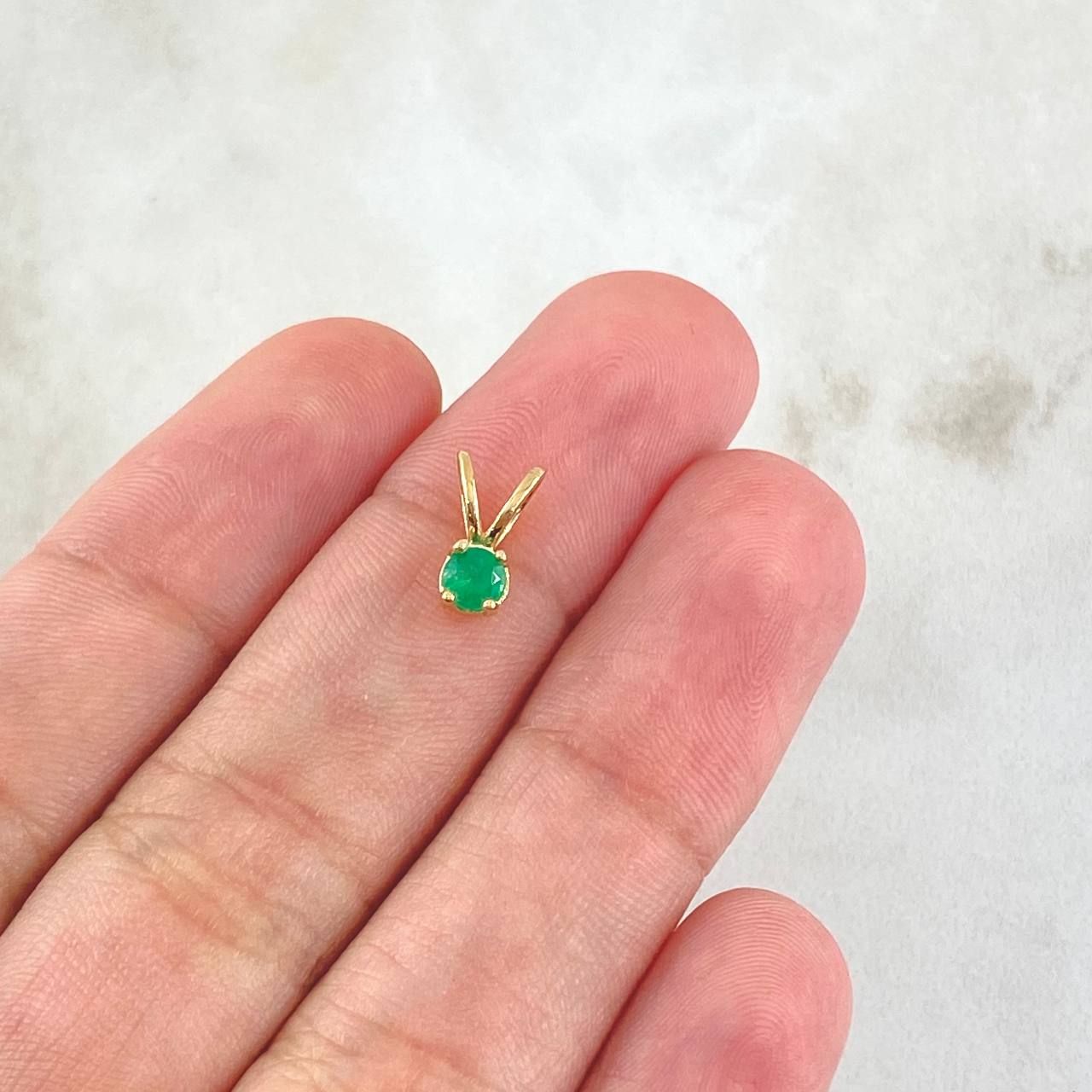 Dije Piedra Regalo 0.75gr / 1cm / Esmeralda 33pts Oro Amarillo 18K (Joya) *