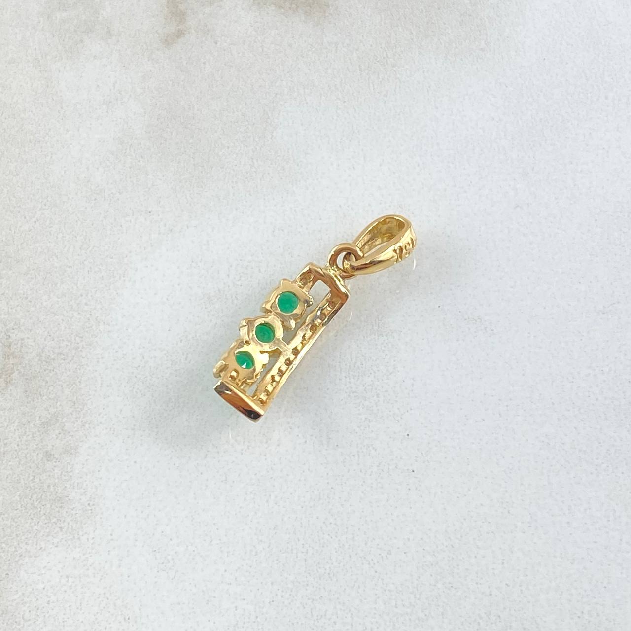 Dije Trio Curvo 1.75gr / 2.4cm / Esmeraldas 33pts Diamantes 20pts Oro Amarillo 18K (Joya) ©