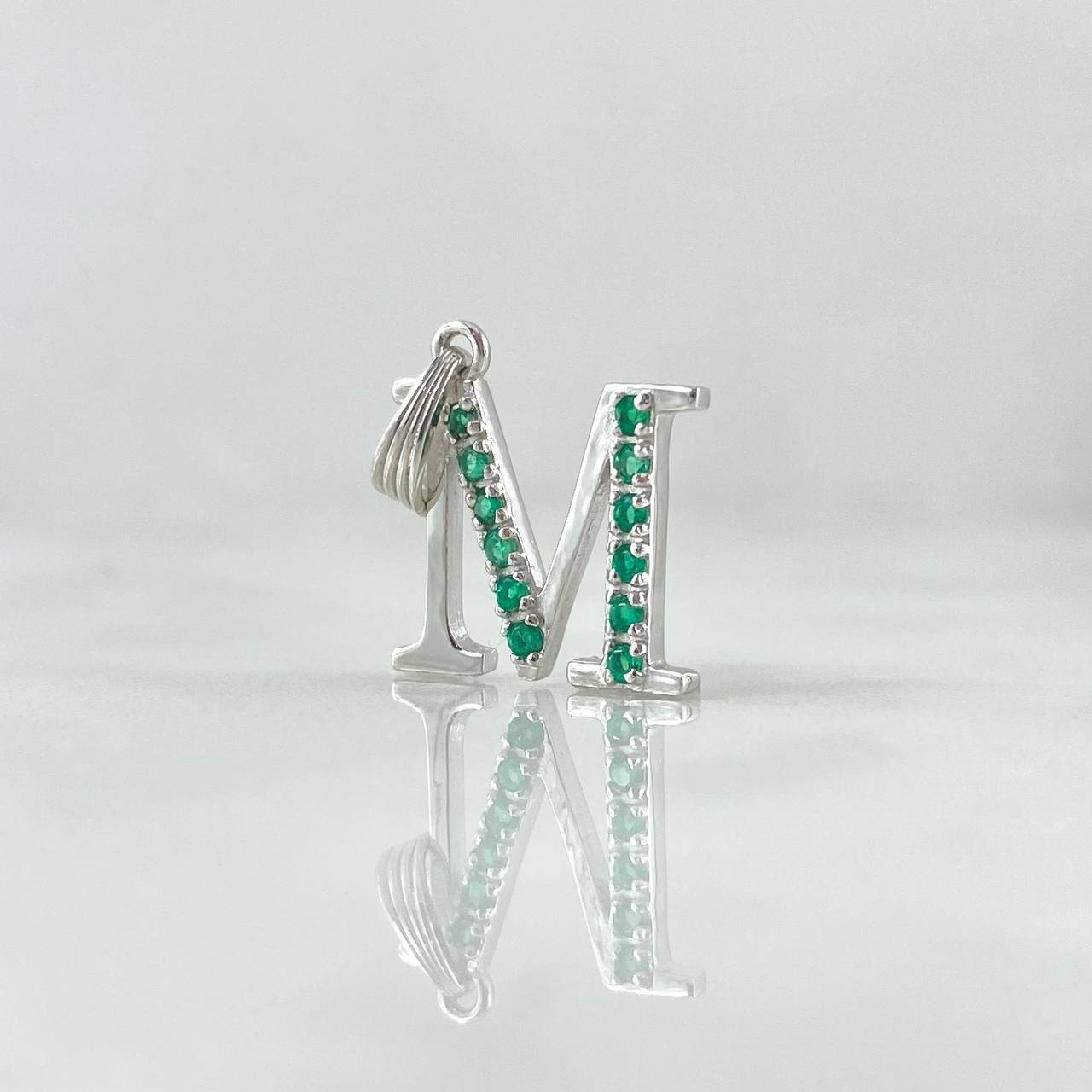 Dije Letra M 1.65gr / 2cm / Esmeraldas 19pts Oro Blanco 18K (Joya) ©