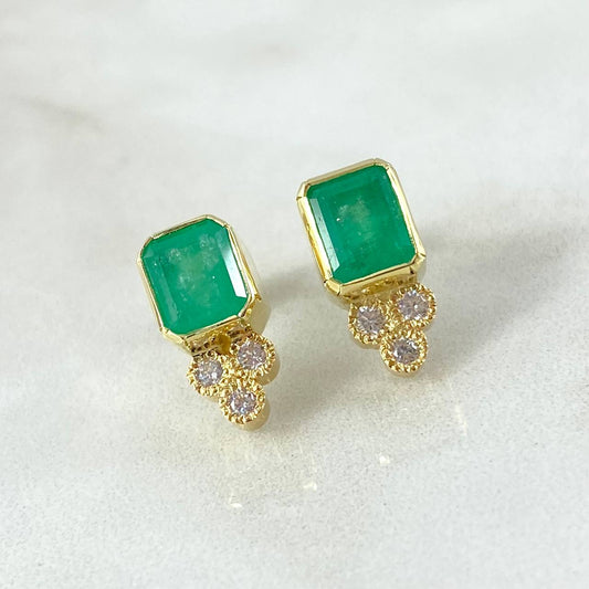 Topos Cuadrado Tri-Punteado 3.95gr / 1.4cm / Esmeraldas 1.2 Qts Circones Blancos Oro Amarillo 18K (Joya) ©