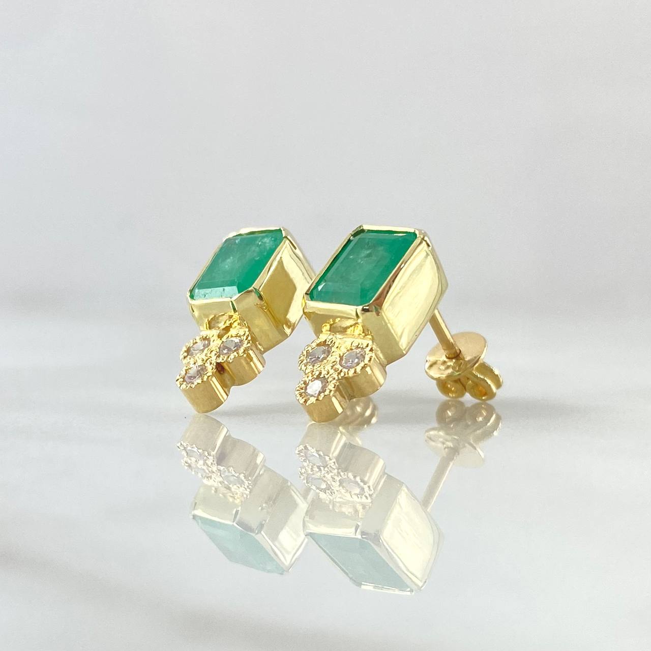 Topos Cuadrado Tri-Punteado 3.95gr / 1.4cm / Esmeraldas 1.2 Qts Circones Blancos Oro Amarillo 18K (Joya) ©