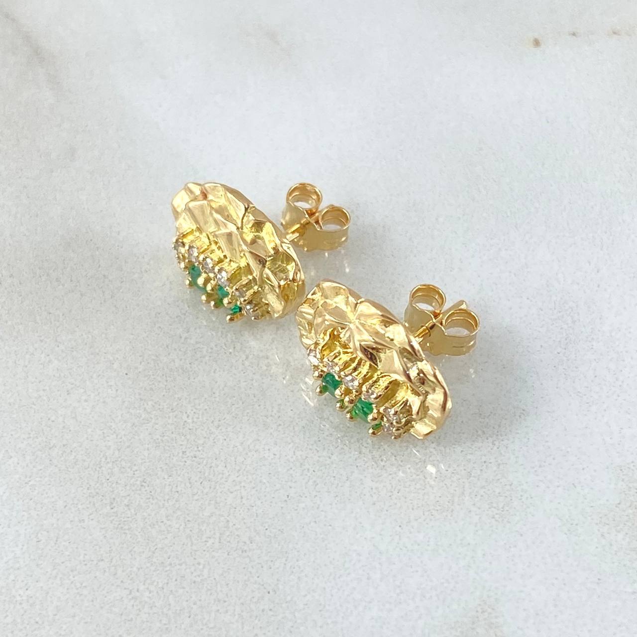 Topos Hoja de Nogal 2.85gr / 1.3cm / Esmeraldas 22pts Diamantes 12pts Oro Amarillo 18K (Joya) ©