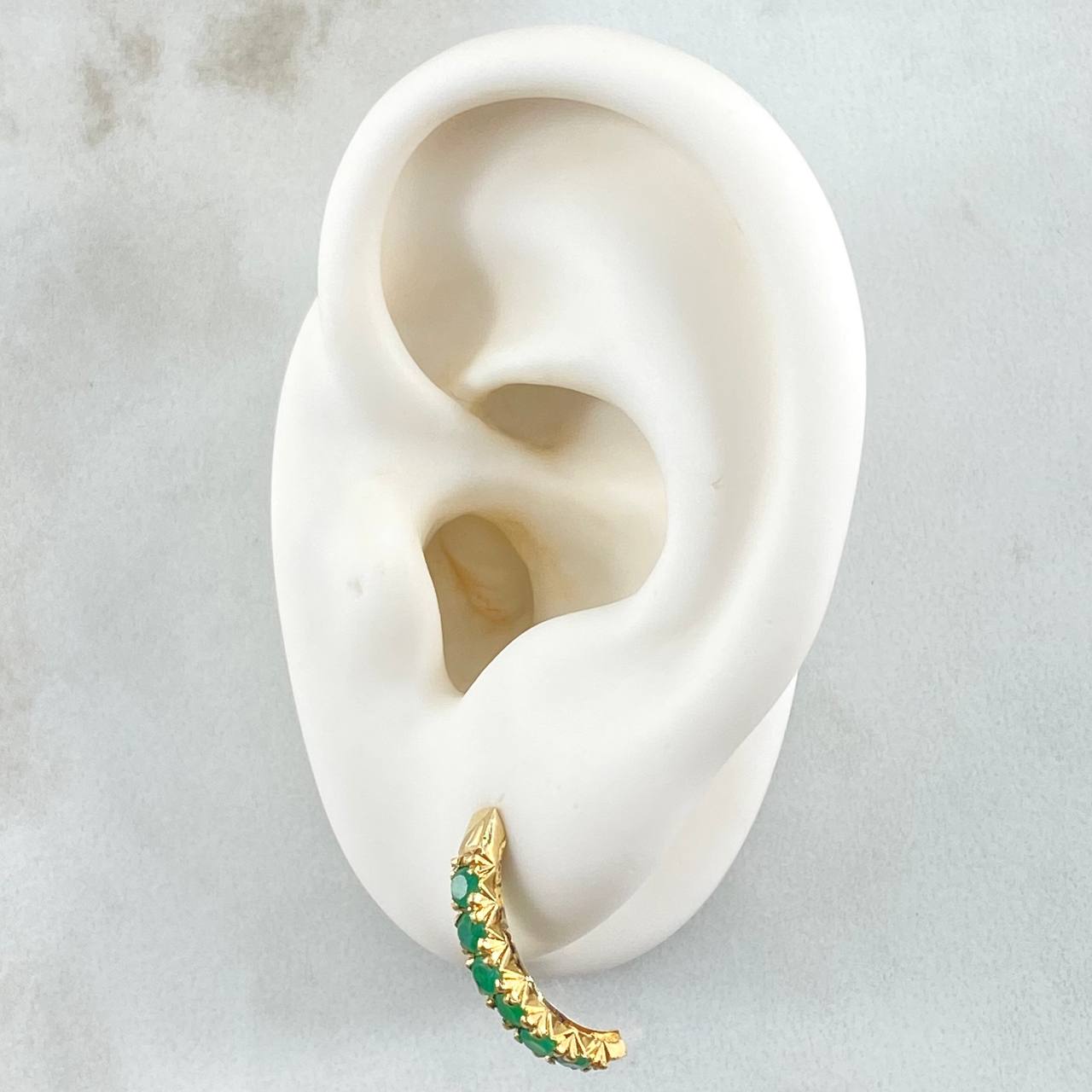 Topos Carril Curvo 2.35gr / 1.7cm / Esmeraldas 80pts Oro Amarillo 18K (Joya) ©