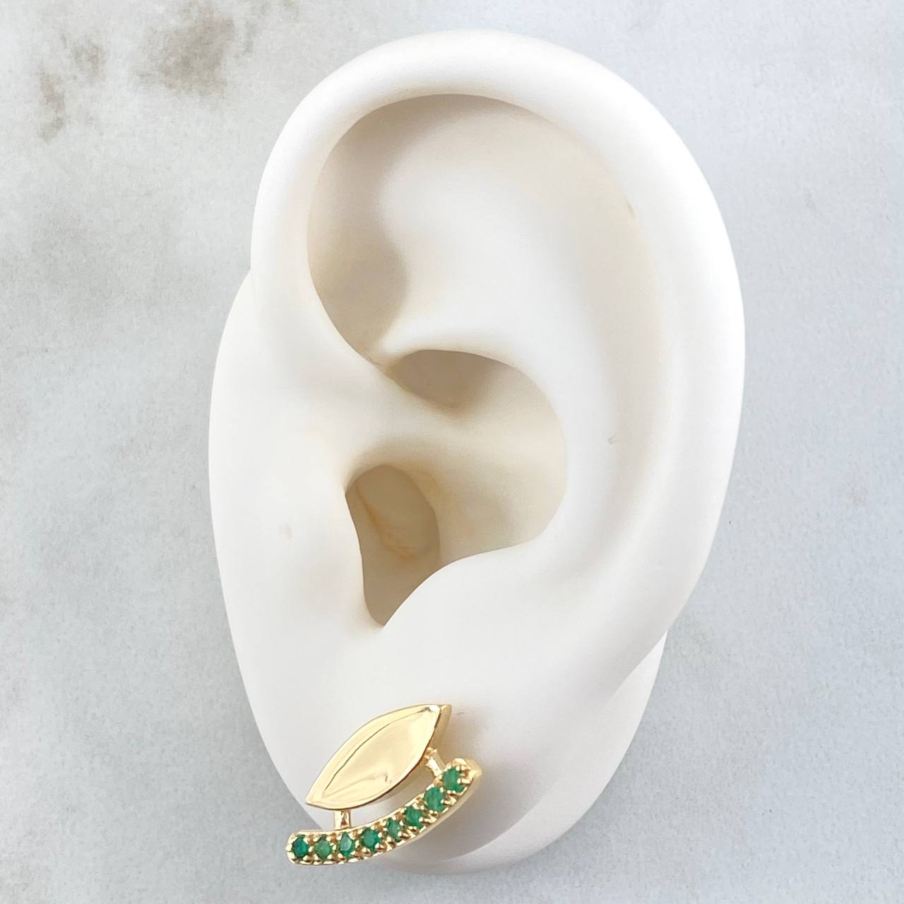 Topos Bote Curvo 3.7gr / 1.7cm / Esmeraldas 28pts Oro Amarillo 18K (Joya) ©