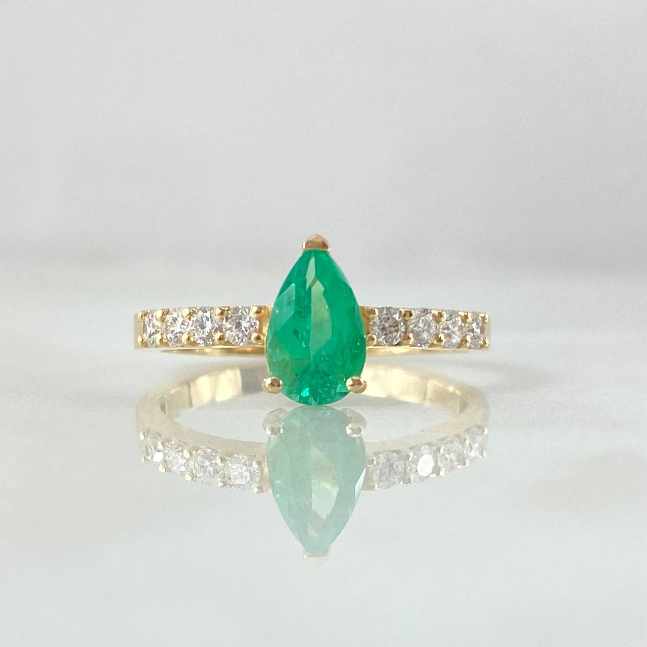 Anillo Solitario Gota 2.55gr / T6 3/4 / Esmeralda 80pts Diamantes 24pts Oro Amarillo 18K (Joya) ©