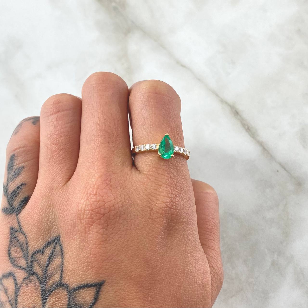 Anillo Solitario Gota 2.55gr / T6 3/4 / Esmeralda 80pts Diamantes 24pts Oro Amarillo 18K (Joya) ©