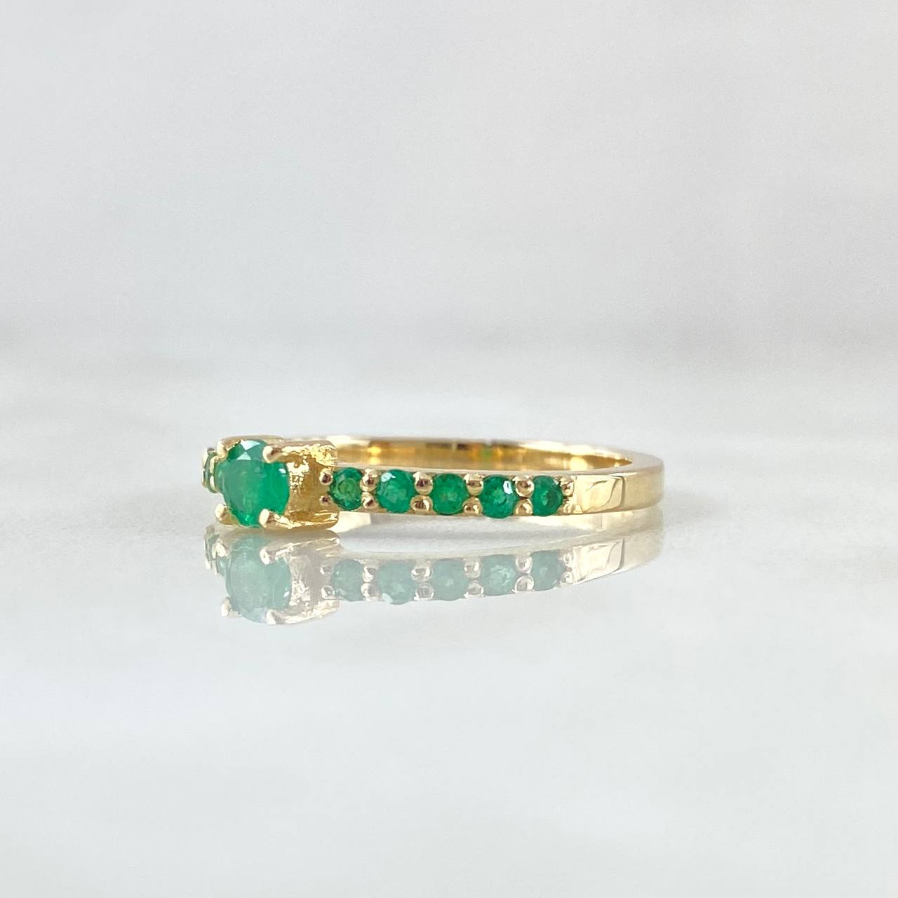 Anillo Solitario Lineas Tupidas 2.45gr / T6 1/4 / Esmeraldas 36pts Oro Amarillo 18K (Joya) ©